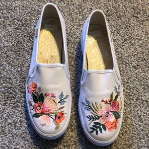 Embroidered platform keds